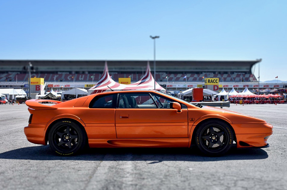 Side view of the 1998 twin-turbo Lotus Esprit V8-GT by Doob Technology at a racetrack