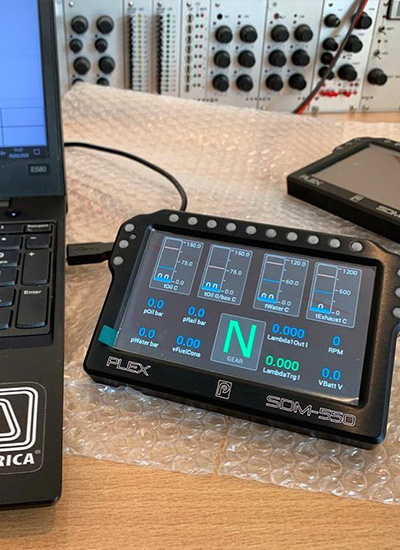 PLEX SDM-550 Dash Display connected to a laptop during wireless configuration